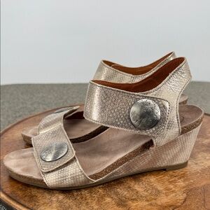 Taos Sandals Wm 38 (7-7.5) Carousel 2 Elegant Metallic Leather Wedge Snakeskin